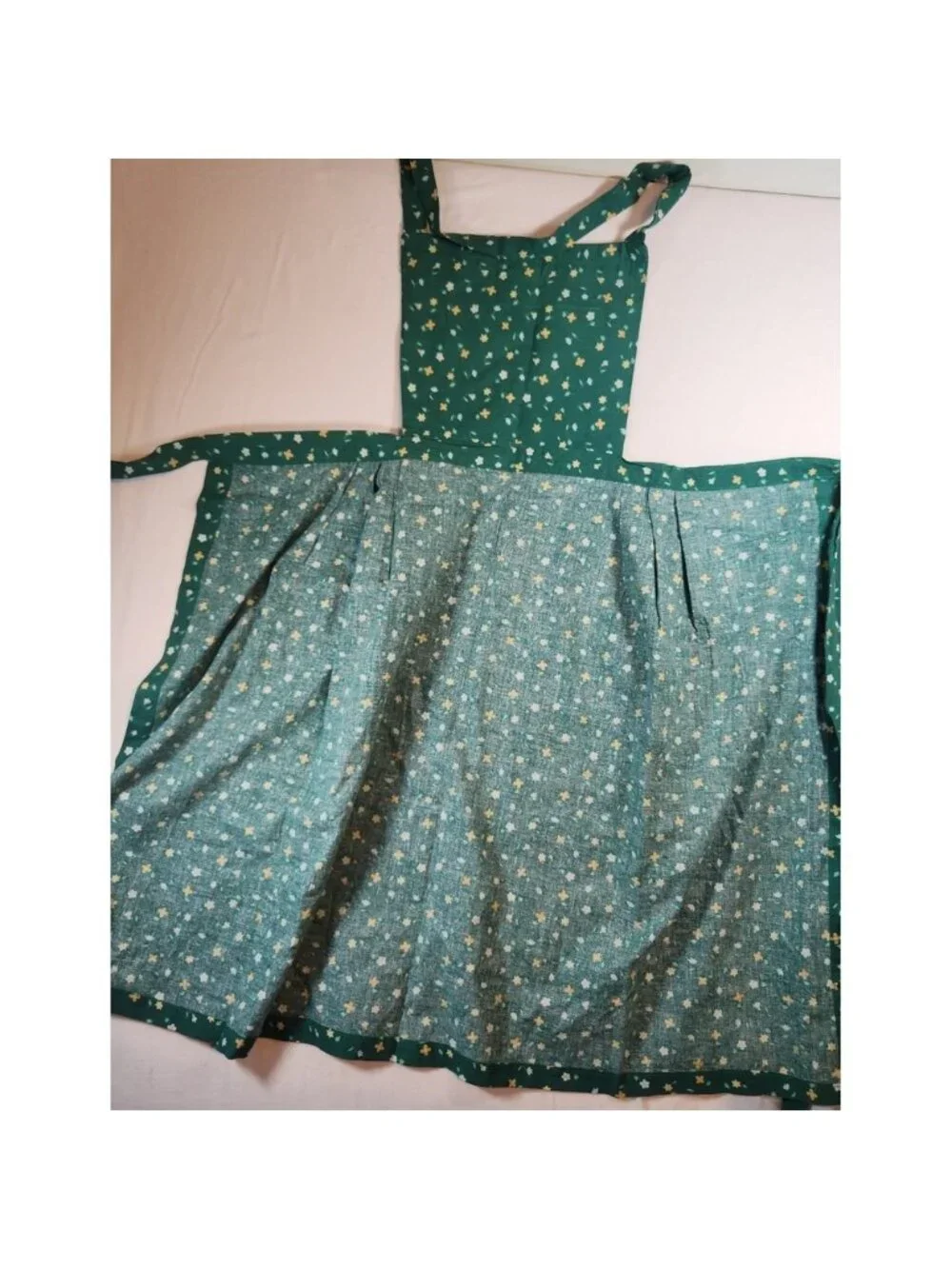 Vintage Green Floral Bib Apron Ditsy Flower Print Two Pocket Cottagecore Kitchen